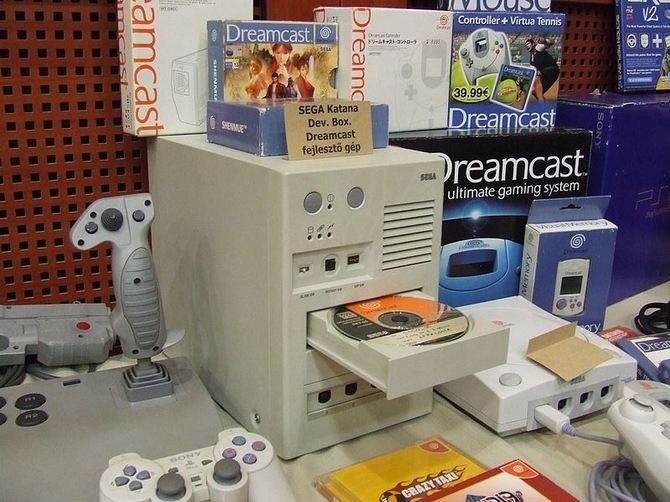 Sega Katana - это версия Dreamcast, предназначенная для разработчиков игр